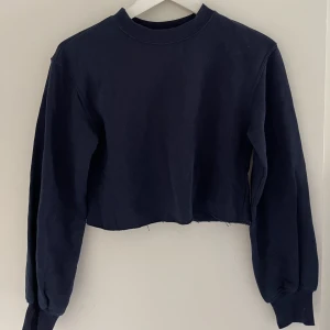 Blå tjocktröja  - Jättefin croppad sweatshirt från h&m den är aldrig använd 