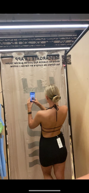 Svart klänning  - Klänning, passar i alla lägen. Använd 2 gånger. Nypris 499kr säljer för 250kr