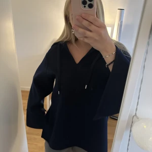 Tröja från Arket - Jättecool tröja från arket!💙 Nypris: 800kr