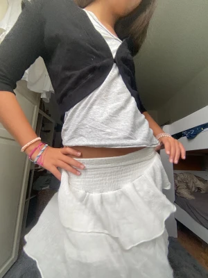 fin bolero!  - Så fin bolero inköpt för 200kr🥰🥰säljer den för 130🫶🏼 SKRIV OM NI UNDRAR NÖGOT! INTE TRYCKA PÅ KÖP DIREKT! Kan tänka mig gå ner i pris också!