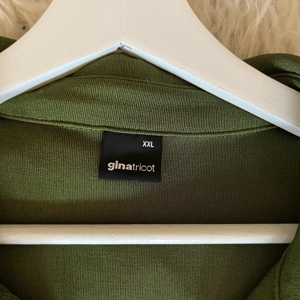 Grön skjortklänning från ginatricot. Endast använd 1 gång. . Klänningar.
