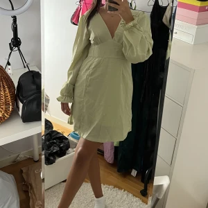 Grön klänning - Säljer denna fina gröna klänning som aldrig har använts! Storlek S❤️