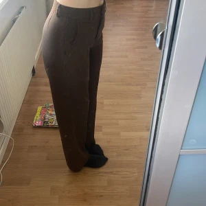 kostymbyxor från JJXX - bruna raka kostymbyxor från JJXX i storlek W26 L30!🐻 supersköna å bra passform, säljer då jag rensa kläder🤎