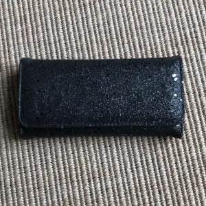 Helt oanvänd svart och glittrig plånbok som jag har fått i present och sen vara haft i mitt rum från ett litet franskt märke som heter adopt💗💗