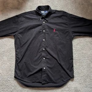 Ralph Lauren Skjorta - Säljer denna sprillans nya Ralph Lauren skjorta i strlk S, men sitter mer som en M. Fungerar minst lika bra som en overshirt. Nypris: 1299kr, Mitt pris: 399kr. 