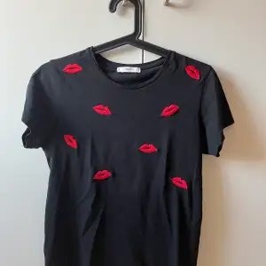 T-shirts med pussmunnar ifrån Mango, storlek xs. 