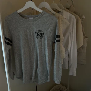 Tröja från Gina - Grå långärmad tröja från Gina i strl XS🤍