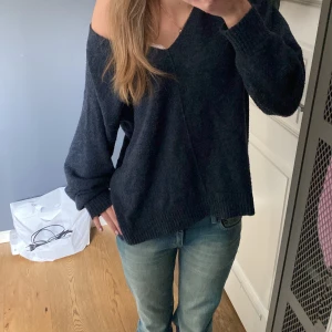 Stickad tröja  - Mysig mörkblå stickad tröja från h&m💘💕