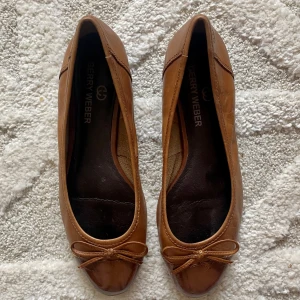 Ballerinaskor - Säljer ett par ballerina skor i strl 38. Så så söta! Köpare står för frakt🧚🏼‍♀️