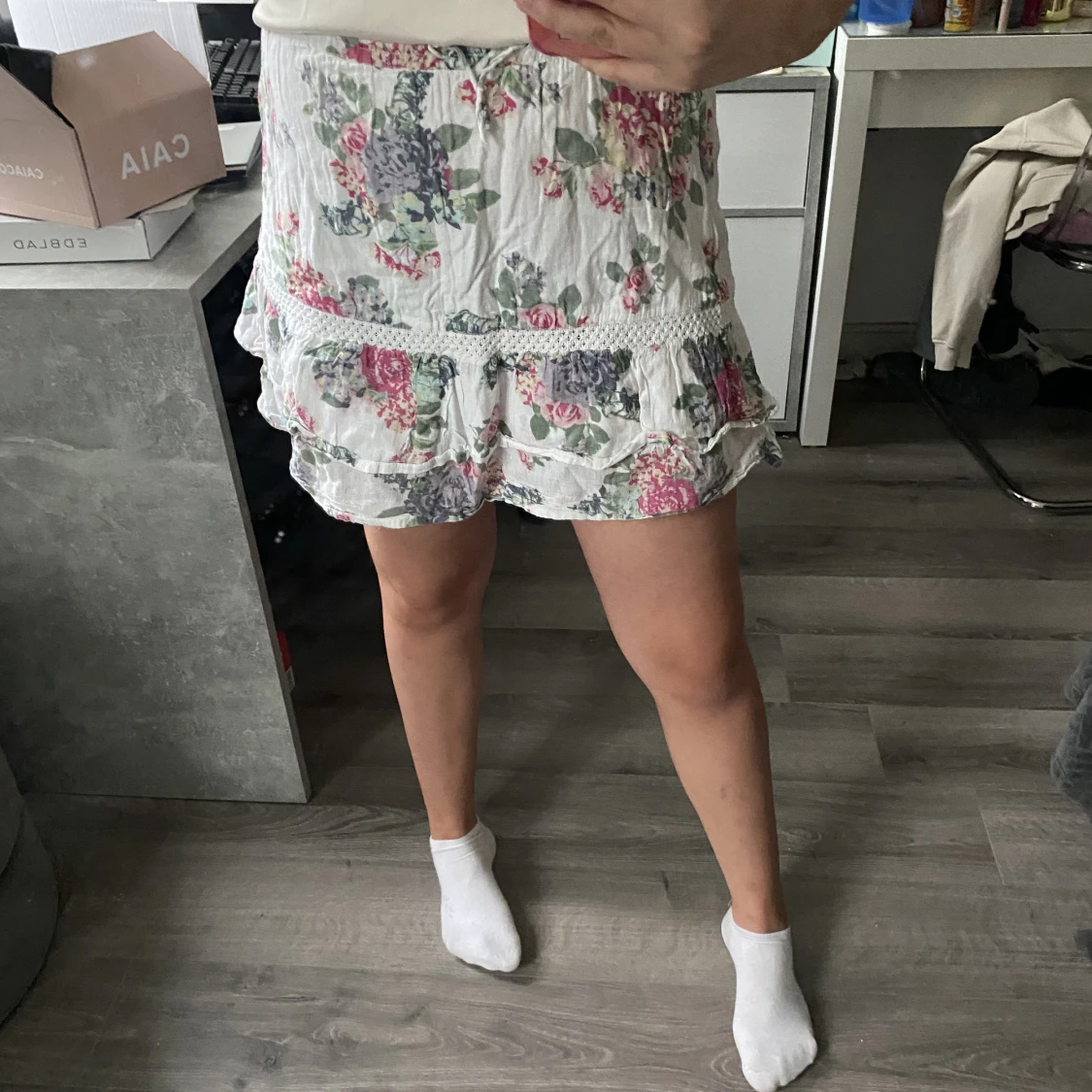 Söt blommig kjol i storlek 36