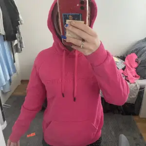Säljer mina rosa peak performance hoodie som är i storlek S