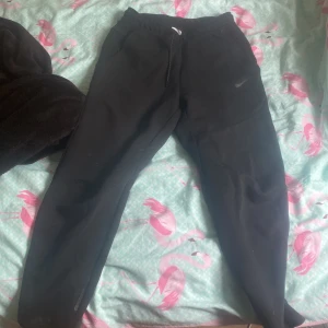 TECH FLEECE BYXOR SVARTA - Använda 4 gånger köptes förra sommaren.