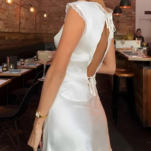 Lace trim satin set - vit  - Fint somrigt set i satin. Helt oanvänt i storlek M. Prislappen sitter fortfarande på. 