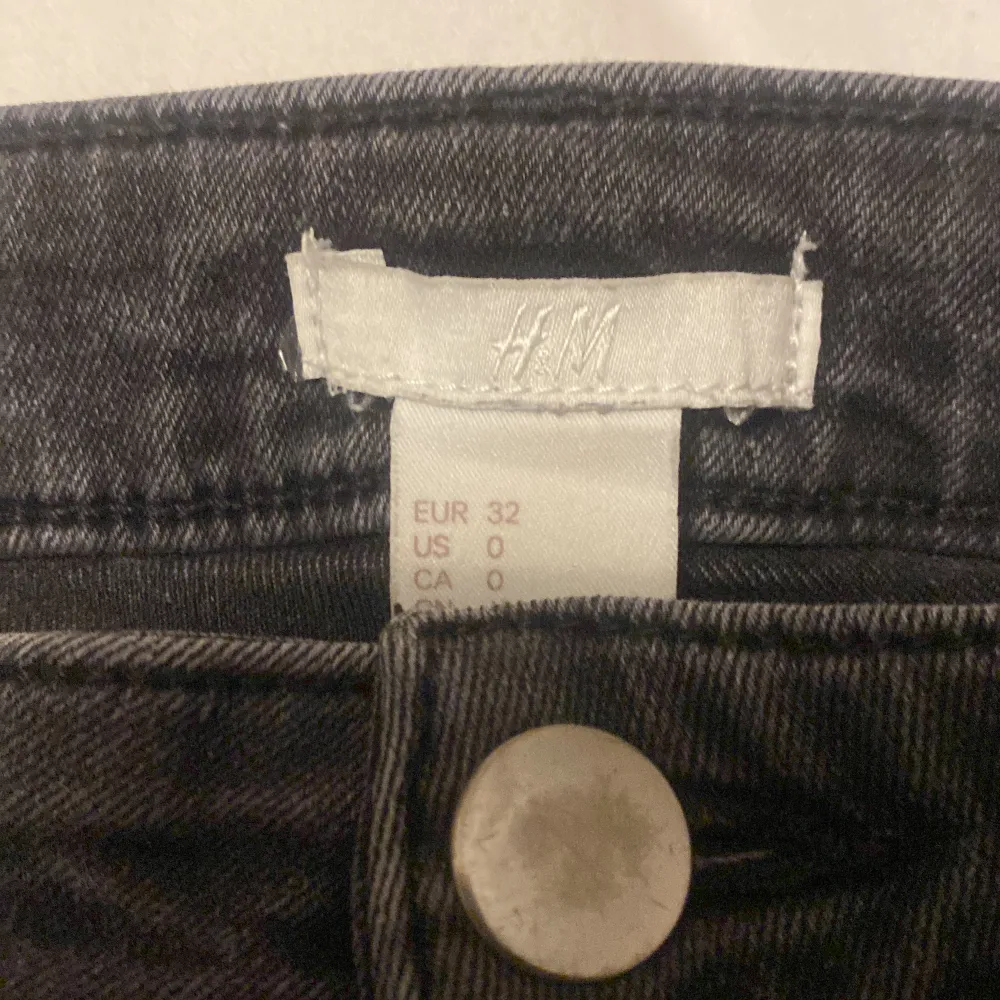 Säljer mina jeansshorts då de inte kommer till användning.💞 Shortsen är väldigt strechiga och passar någon i storlek xs/s. Skicket är bra och använd fåtal gånger. Pris kan diskuteras!! Skriv vid intresse eller frågor💕💕. Shorts.