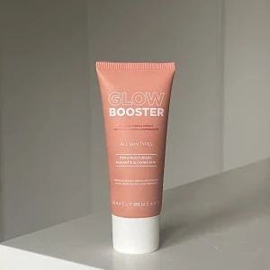 Glow booster makeupmekka  - Säljer en glow booster från makeupmekka i färgen 02, som blir som en dupe på drunk elephant bronze drops!!!☺️🤍Testad en gång, annars helt oanvänd o som en ny produkt! Orginalpris: 149kr, säljer för 50kr