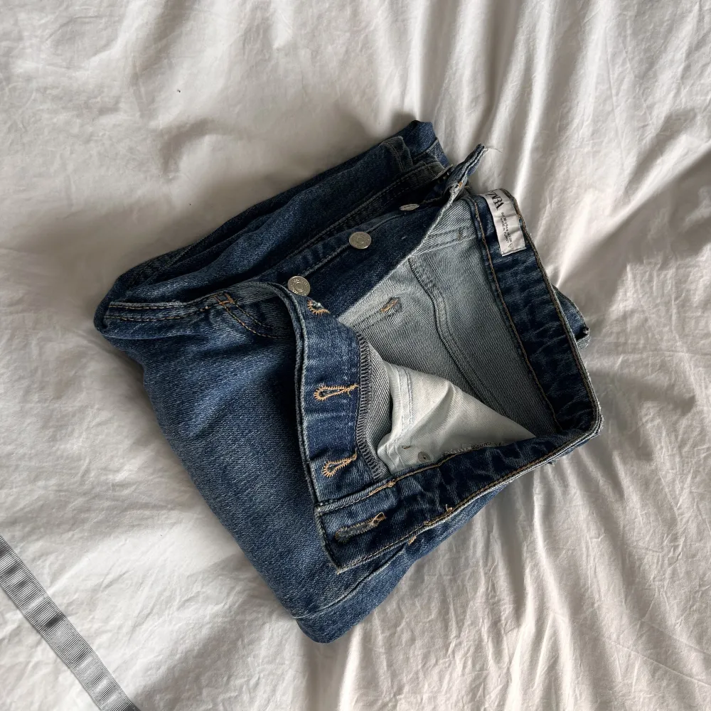 Skit snygga håliga jeans från Zara som inte säljs längre. Ganska högmidjade och lite utsvängda. Långa i modellen. Tro mig du vill ha de. Snygga med en stickad tröja eller t-shirt. 😘💘. Jeans & Byxor.