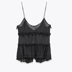 Svart volang topp - Skit snygg volang topp från zara som tyvärr bara kommit till användning en gång och säljer av den anledningen. Be om fler bilder och ställ frågor i dm💕 (LÅNAD BILD)