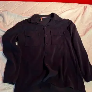 En skitsnygg skjorta från Zara även väldigt sällsynt. Jag har använt skjortan fåtalet gånger så de är väldigt bra skick. Säljer för att den inte kommer till användning. Storlek S men passar även M. 