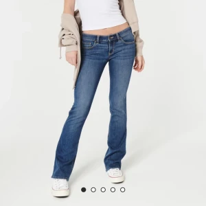 Jeans - Svinsnygga lågmidjade jeans från Hollister som jag köpte i USA på påsklovet men de var tyvärr lite för korta i benen på mig! Superbra skick 💕Nypris 600kr!