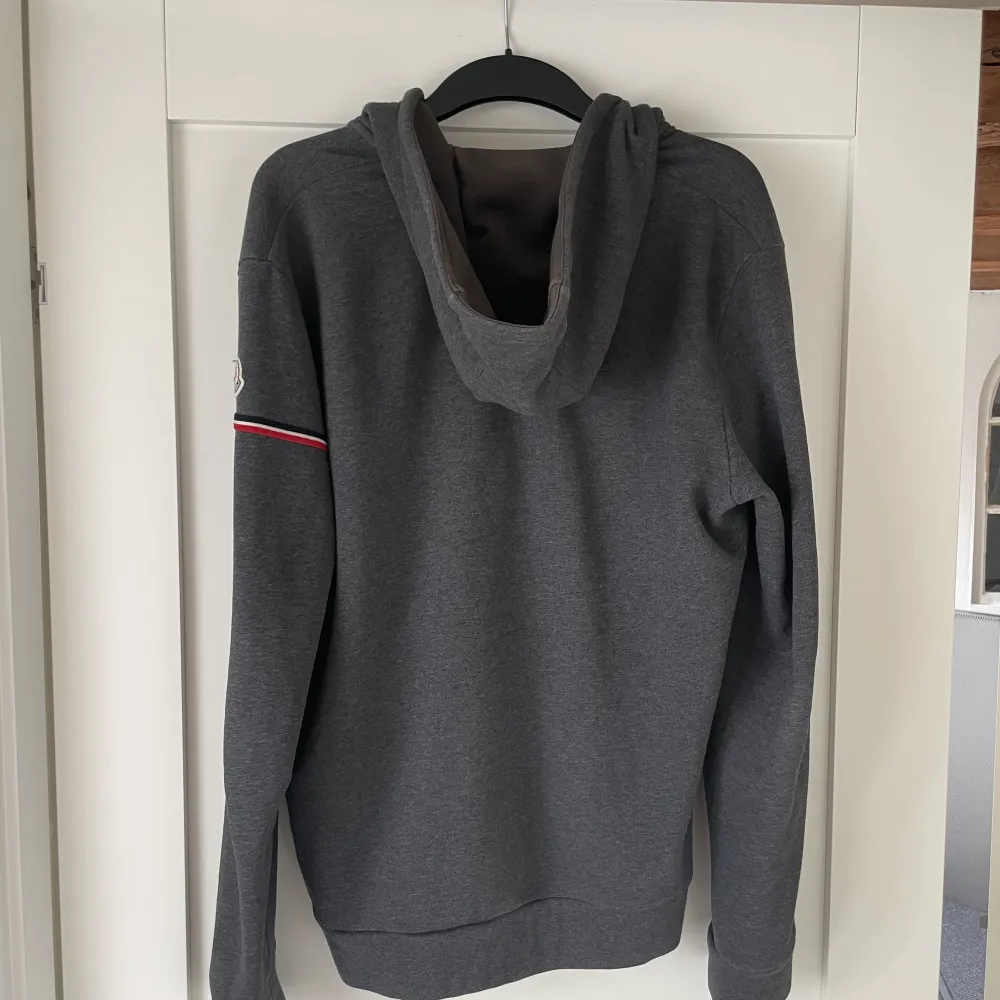 Moncler hoodie inköpt 2014 för 6500 kr Pris nu: 2399kr Cond:7/10 Använd ungefär 10 gånger  Storlek är XL men passar L. Hoodies.
