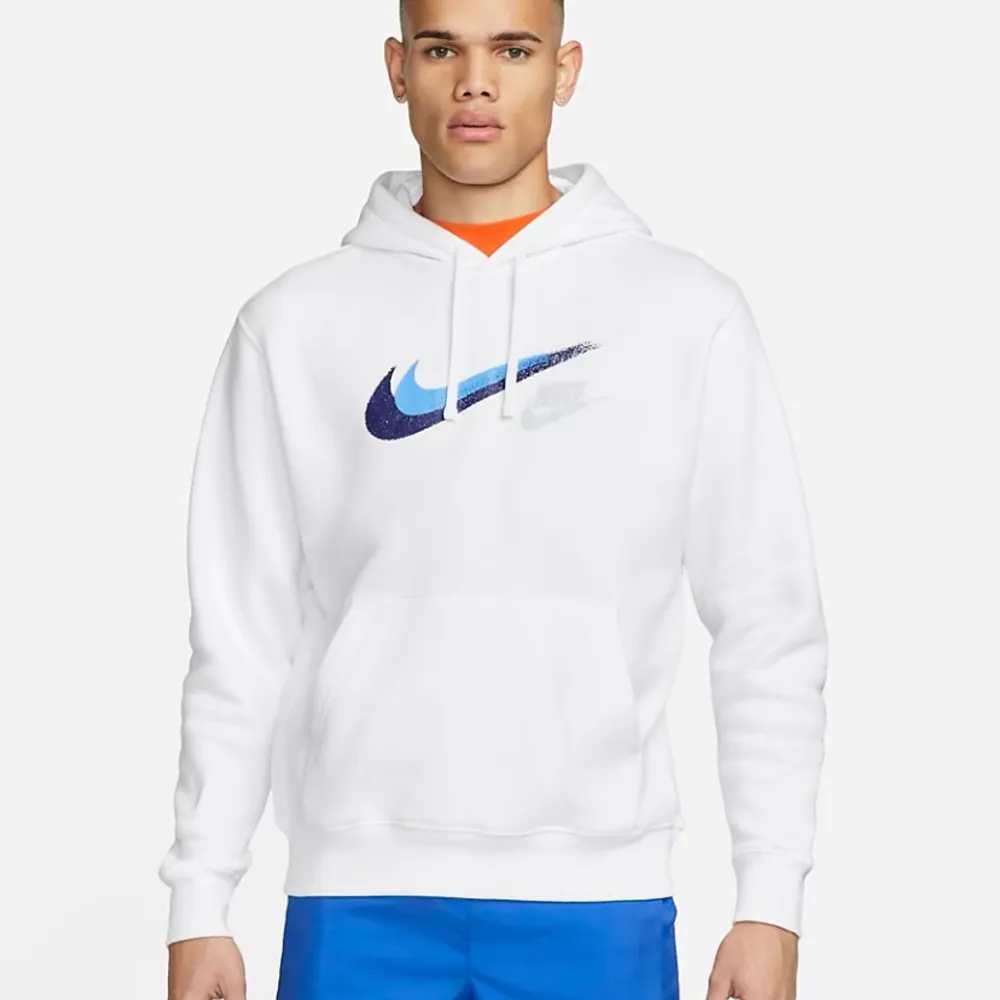 Helt ny nike hoodie i storlek s. Enbart testad. Kvitto och tags finns såklart. Kan frakta eller mötas upp i Oxie/Malmö. Priset kan diskuteras. Ord pris 749 Mitt oris 600. Hoodies.