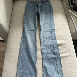Blå jeans  - Blå zarajeans med slits. De är ganska långa och är straight leg. Passformen på mig är ganska tajt som brukar ha 36, men på modellen på zara satt de ganska löst. Så de är lite små i storleken men satt ändå fint. Bra skick!