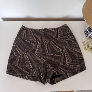 Glittriga shorts  - Super snygga glittriga shorts som är köpta i en vintage butik i nice. Super snygga och coola. Säljer då jag inte får användning av de längre. Storleken är 40 men de är lite tighta så skulle säga 38. Köpte de för 20 euro så lite mer än 200kr. Köparen står
