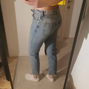 Bold midwaist jeans - Strl mellan XS-S. Tyvärr blivit för små. Bra skick, slittåliga jeans. Håller säkert flera år till :) 