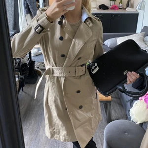 Trenchcoat  - Snyggaste trenchen från mango med så fina detaljer! Inga defekter men den är använd 💕nypris 799