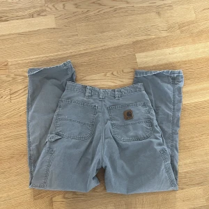 Vintage Carhartt byxor  - Vintage Carhartt byxor i stl S. Använda 2 ggr av mig, bra skick 💕 använd gärna köp nu elr gr prisförslag 😊