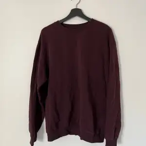 En skön tröja i en fin vinröd färg. Som knappt blivit använd.