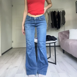 Lågmidjade jeans - Ett par snygga blå lågmidjade Lee jeans💕köpt här på plick men har inte fått någon användning av dom tyvärr, annars passar de runt midjan och är bekväma🥰betalade dessa för 450 kr så sänker ej priset men ni får gärna bjuda💗tar endast betalning via Swish!