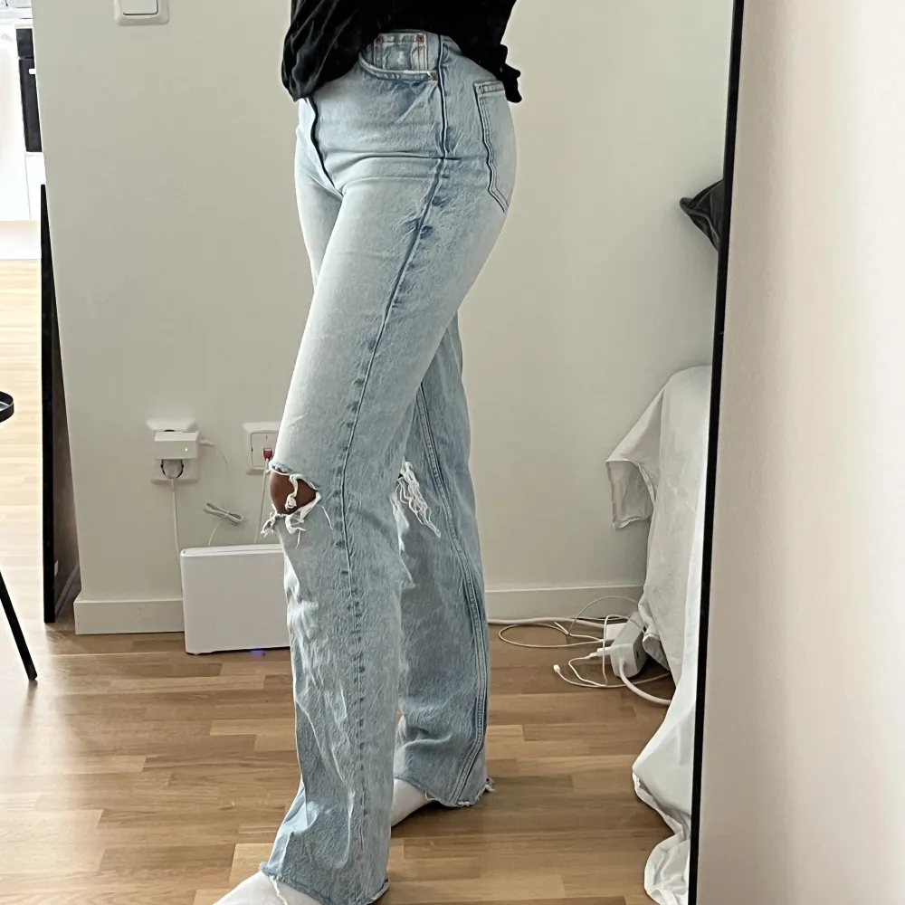 Jeans från Zara i storlek 36. Modell är high waist. De är även långa i modellen, går ner till marken på mig som är ca 167 cm.. Jeans & Byxor.