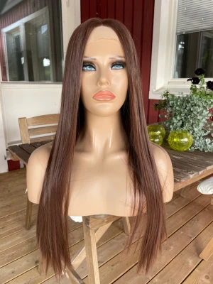 Peruk - Hej! Säljer en peruk ifrån indigoshair som aldrig är använd bara provad, kan ej skickas tillbaka pågrund av öppnad förpackning. Super fin och verklighets trogen, känns inte alls plastig som vissa andra peruker! Ny pris på den är 2595kr