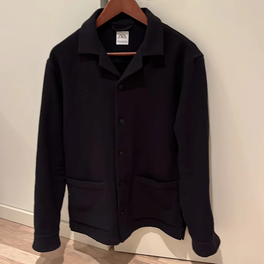 Säljer nu min riktigt fräscha mörkblå overshirt från Zara! Har använts 3-5 gånger, är nästintill helt ny. Säljes för 300. Jackor.