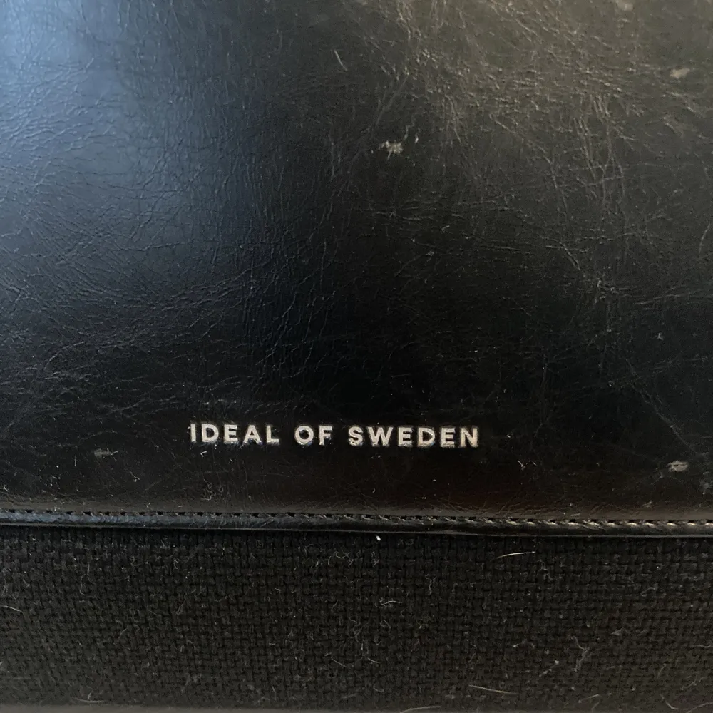 En stor väska från ideal of sweden som du får plats med allt du behöver i. Fyra fack därmed en för dator och en för telefon eller kort. Inte sliten utan snarare lite smutsig men det går att lösa, nypris 1200💞💞. . Väskor.