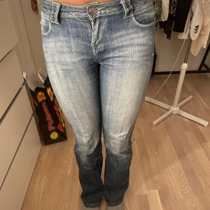 Jeans  - Skit snygga lågmidjade bootcut jeans( har bara dessa bilder) Så fint skick, lite korta för mig som är 174💋💋💋