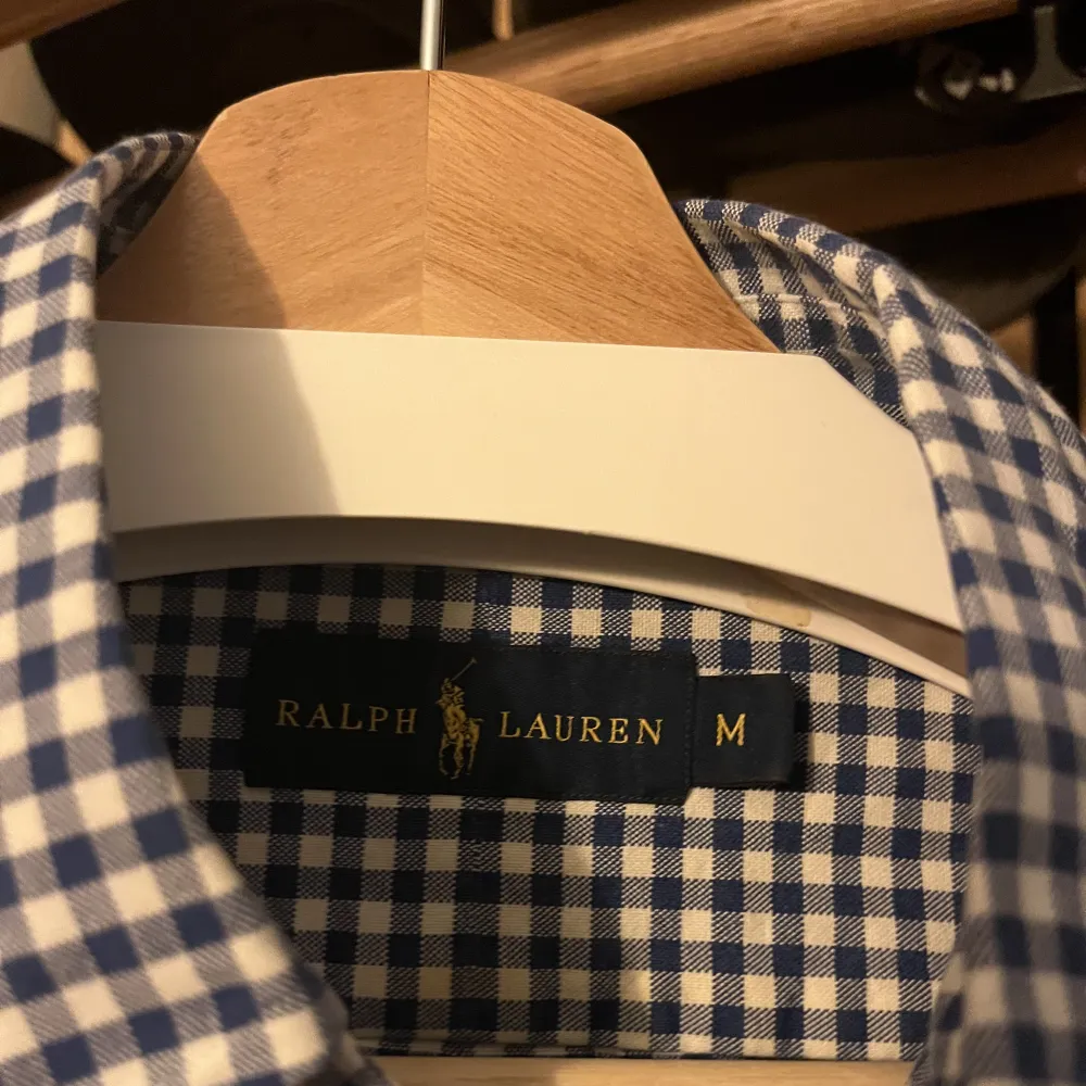 Säljer en Ralph Lauren skjorta i mycket bra skick. Sitter som en Small/ Medium.   Skriv om ni har någon fråga!. Skjortor.