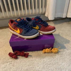 Nike Dunks Barcelona  - Nike dunks Barcelona | •Skick 8/10, varsamt använda |• Storlek 41 |• Nypris 2830 |•Pris 1000 |Två nya snören och låda inkluderar | Bra service och snabba svar utlovas 