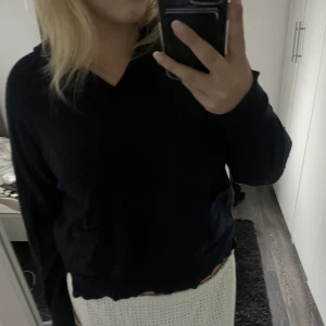 Tröja  - Fin stickad tröja, små fickor i fram💓