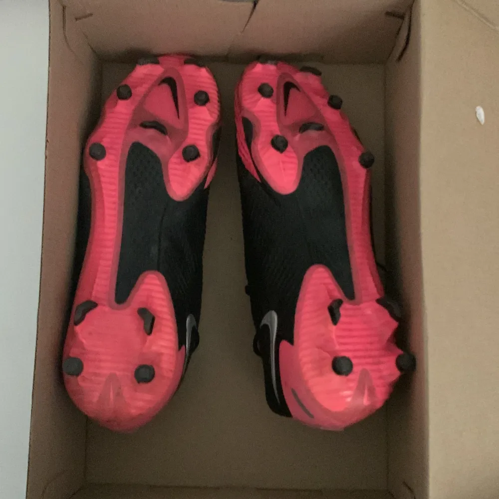 Säljer ett par Nike  phantom fotbollsskor i nyskick, nästan aldrig använda. Dessa skor är även slutsålda nästan över allt och de är väldigt svårt att få tag i dom.  Hör av er vid fler frågor// pris kan diskuteras vid snabb affär.🤙. Skor.