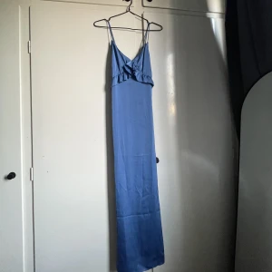 klänning - säljer min oanvända klänning från vila då den inte kommer till användning!
