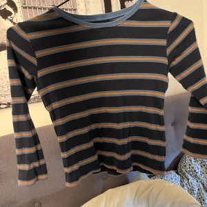 Randig tröja - Köpt secondhand från barnavdelningen men skulle säga passar xxs till xs men lite kort i armarna