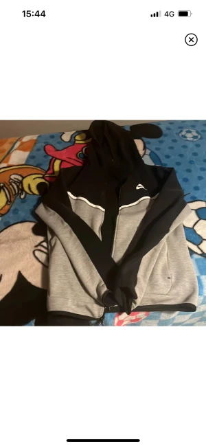 Nike tech flees - Jag har andvänt den några gånger bara men den är för liten för mig nu 