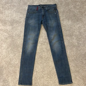 Replay anbass jeans - Jätte snygga grischiga replay jeans i toppskick👌 Skick: 9/10 Pris: 449kr Storlek: W28 L30