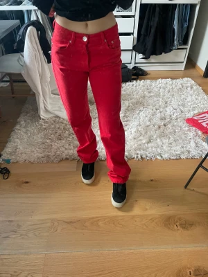 Röda jeans från Zara! - Helt oanvända Jeans i storlek 36