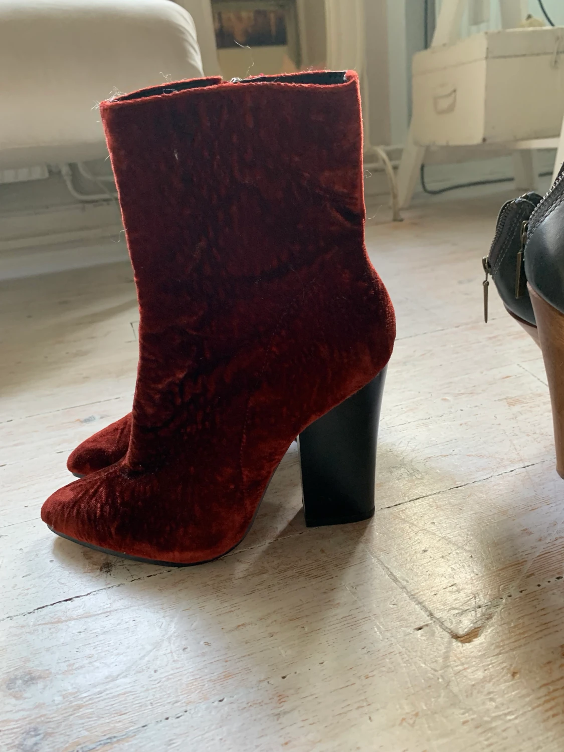 Stövletter i vinröd fake päls/sammet