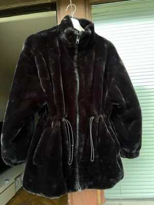 Snygg pälsjacka  - Snygg pälsjacka ifrån Zara. Endast testad då den är för liten storlek, är 176cm och bär vanligtvis M. Dragkedja/detaljer är mattsvart.  Pris går att diskuteras. Upphämtning i Göteborg kan funka. Nypris:999kr 