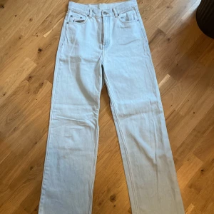 Ljusblåa jeans  - Bra skick. 29 waist 32 längd