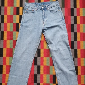 Weekday Space Jeans - Weekday space Jeans. Nästan helt oanvända, inga defekter. Storlek 27 i midjan och 32 i längden. Skriv i PM om bild på passform eller mått. Jag svarar snabbt!